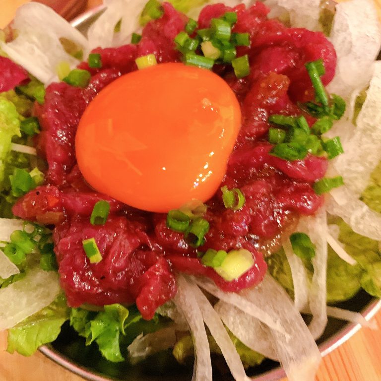 歌舞伎町で馬肉ユッケといえば Beef Kitchen Stand 歌舞伎町店